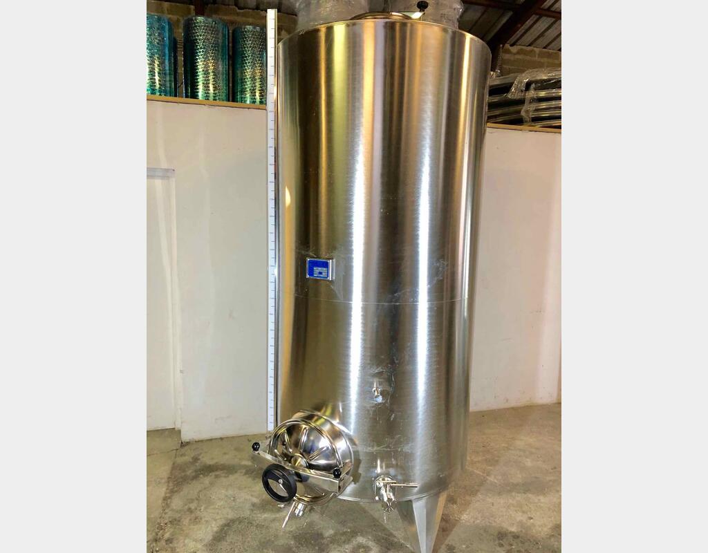 316 stainless steel tank - Closed - On feet - Model STOBP2500