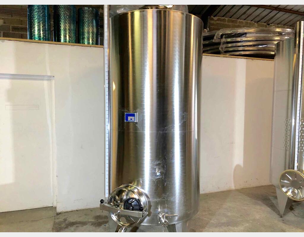 316 stainless steel tank - Closed - On feet - Model STOBP2500