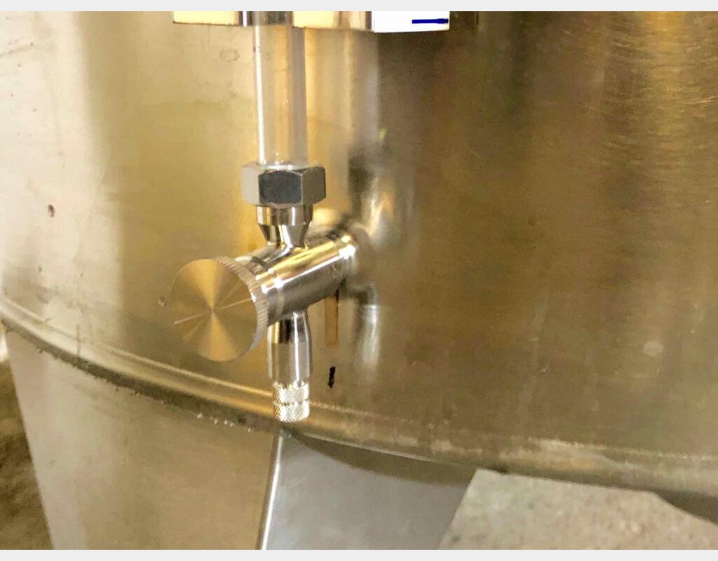 316 stainless steel tank - Closed - On feet - Model STOBP2500