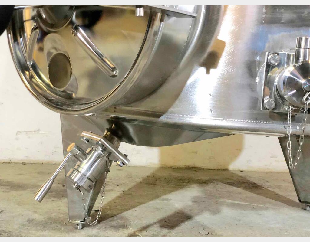 304 stainless steel tank - Closed - On feet - Model STOBPTR2500