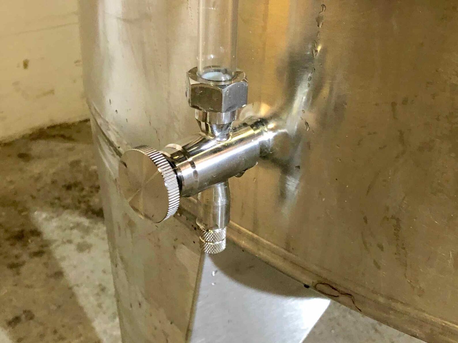 316 stainless steel tank - Closed - On feet - Model STOBP1000