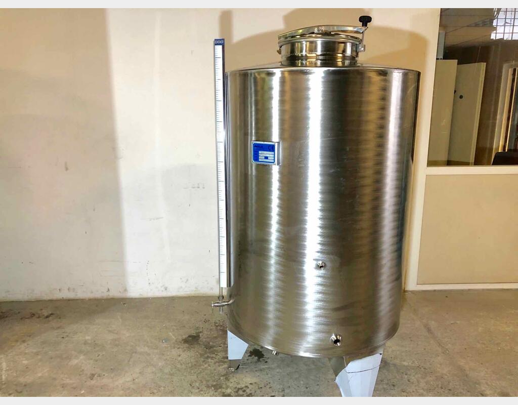 316 stainless steel tank - Closed - On feet - Model STOBP1000