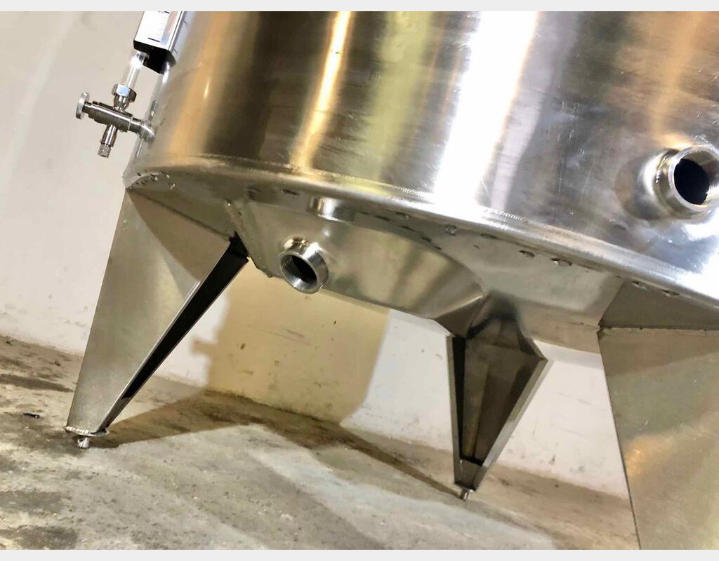 304 stainless steel tank - Closed - On feet - Model STOBP1700