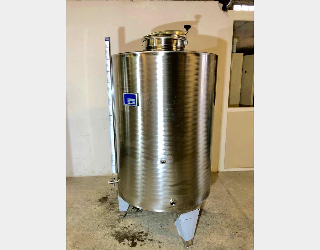 316 stainless steel tank - Closed - On feet - Model STOBP1000