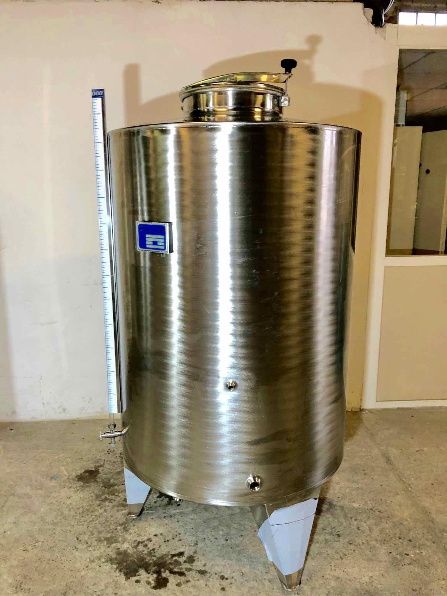 316 stainless steel tank - Closed - On feet - Model STOBP1000