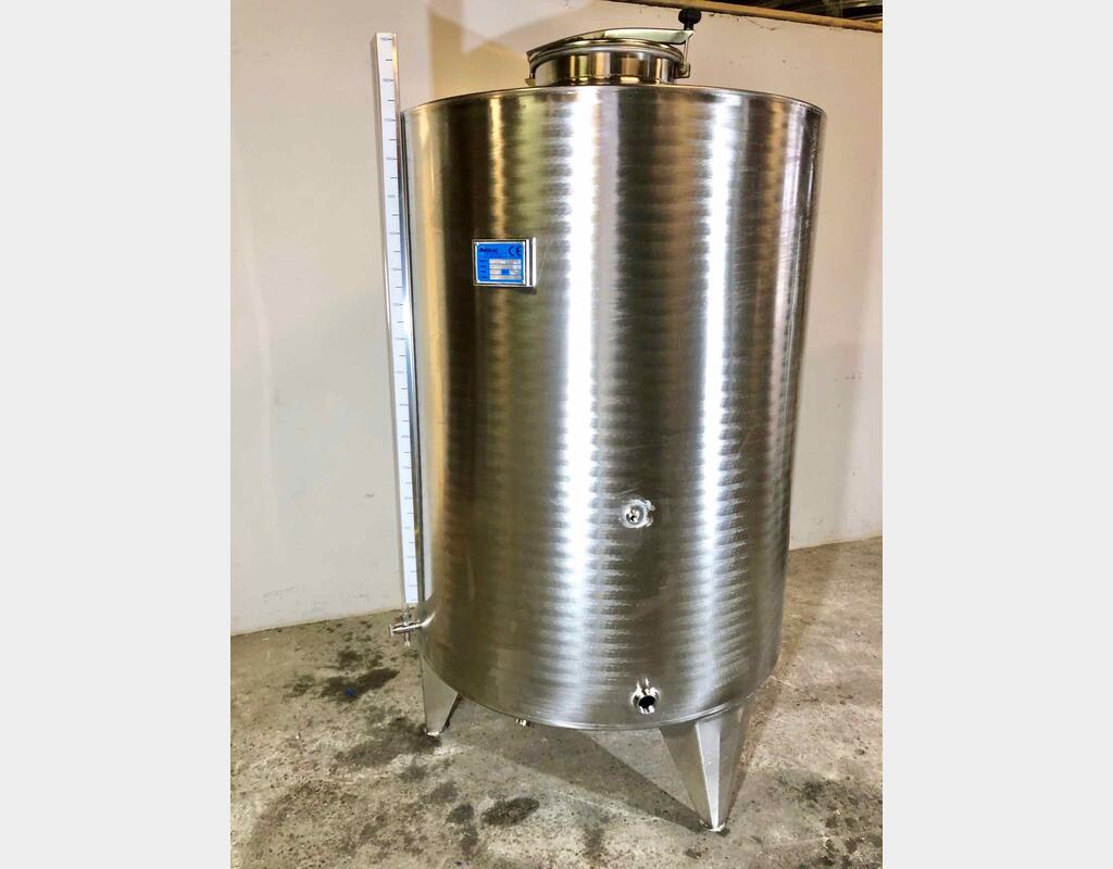 304 stainless steel tank - Closed - On feet - Model STOBP1700