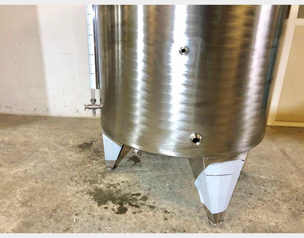 304 stainless steel tank - Closed - On feet - Model STOBP1000