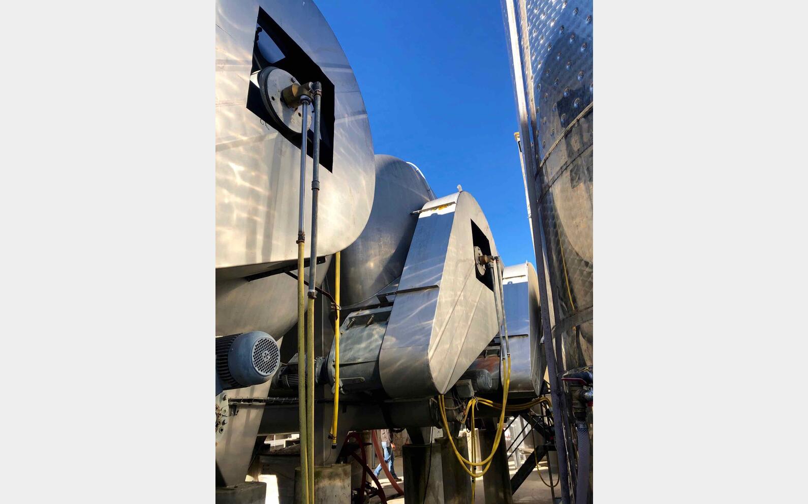 Cuve inox ferm&eacute;e sur pieds 300 HL (30 000 Litres) RIEGER