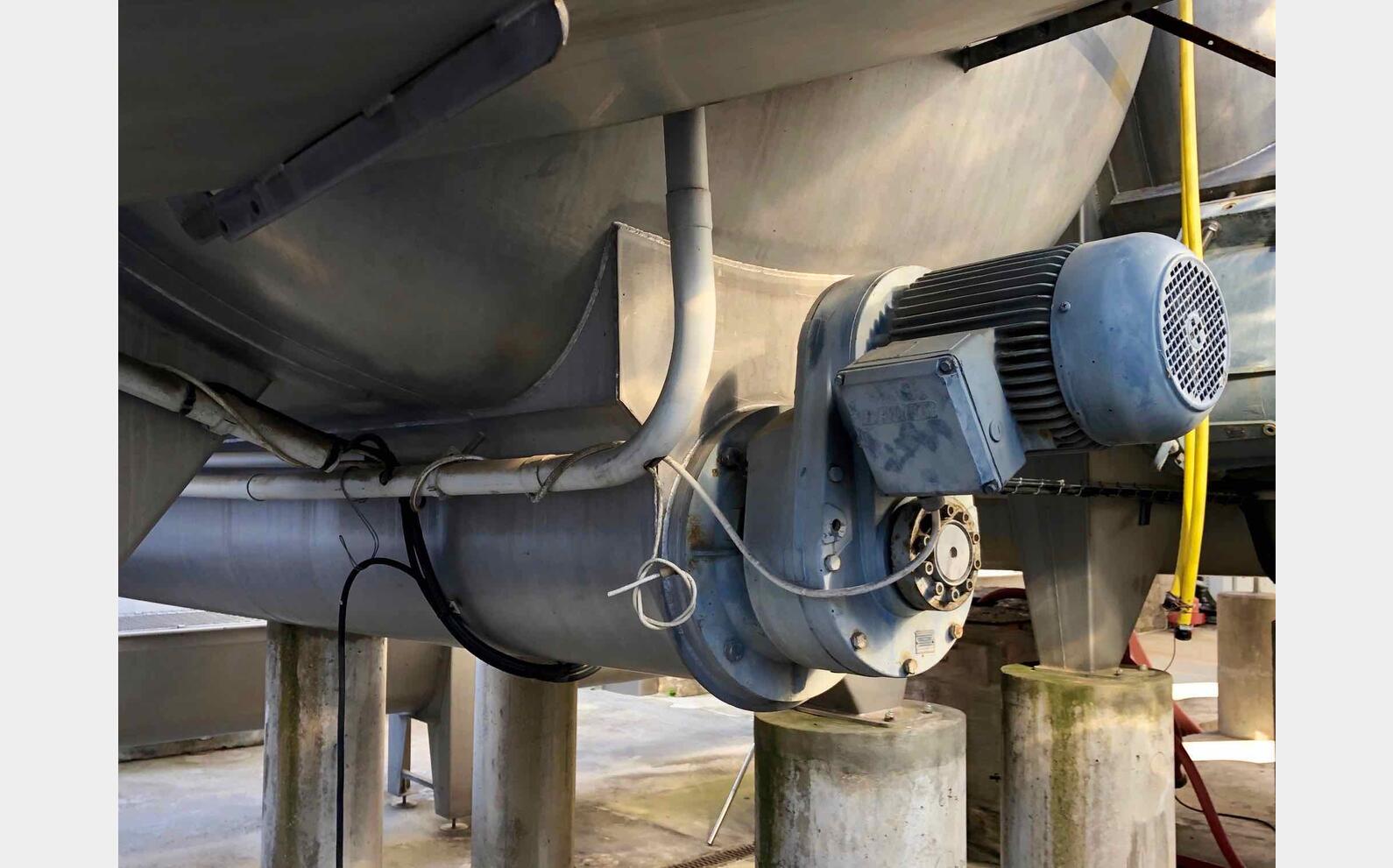 Cuve inox ferm&eacute;e sur pieds 300 HL (30 000 Litres) RIEGER