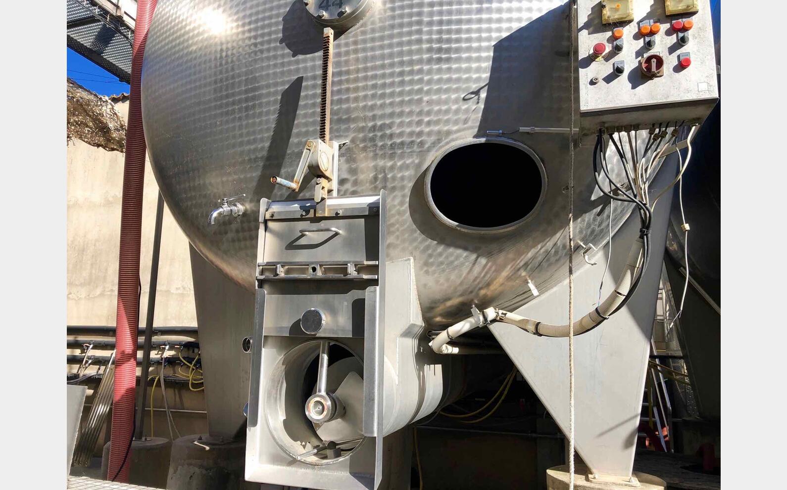 Closed stainless steel tank 300 HL (30 000 Liters) RIGER