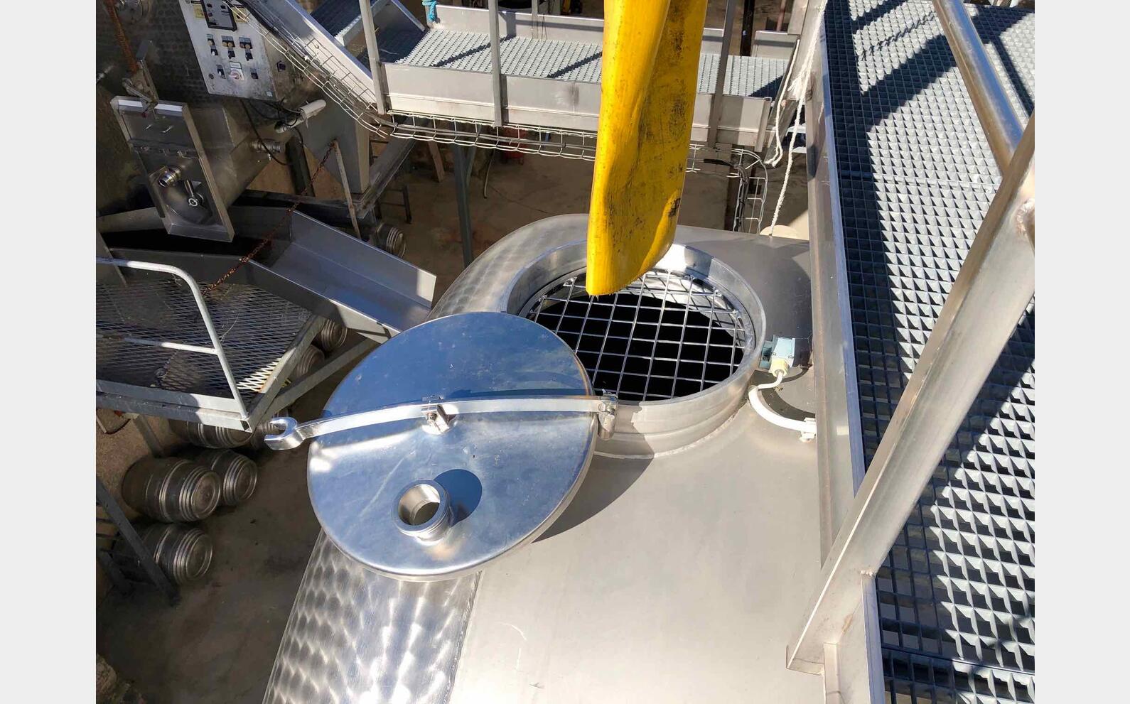 Cuve inox ferm&eacute;e sur pieds 300 HL (30 000 Litres) RIEGER