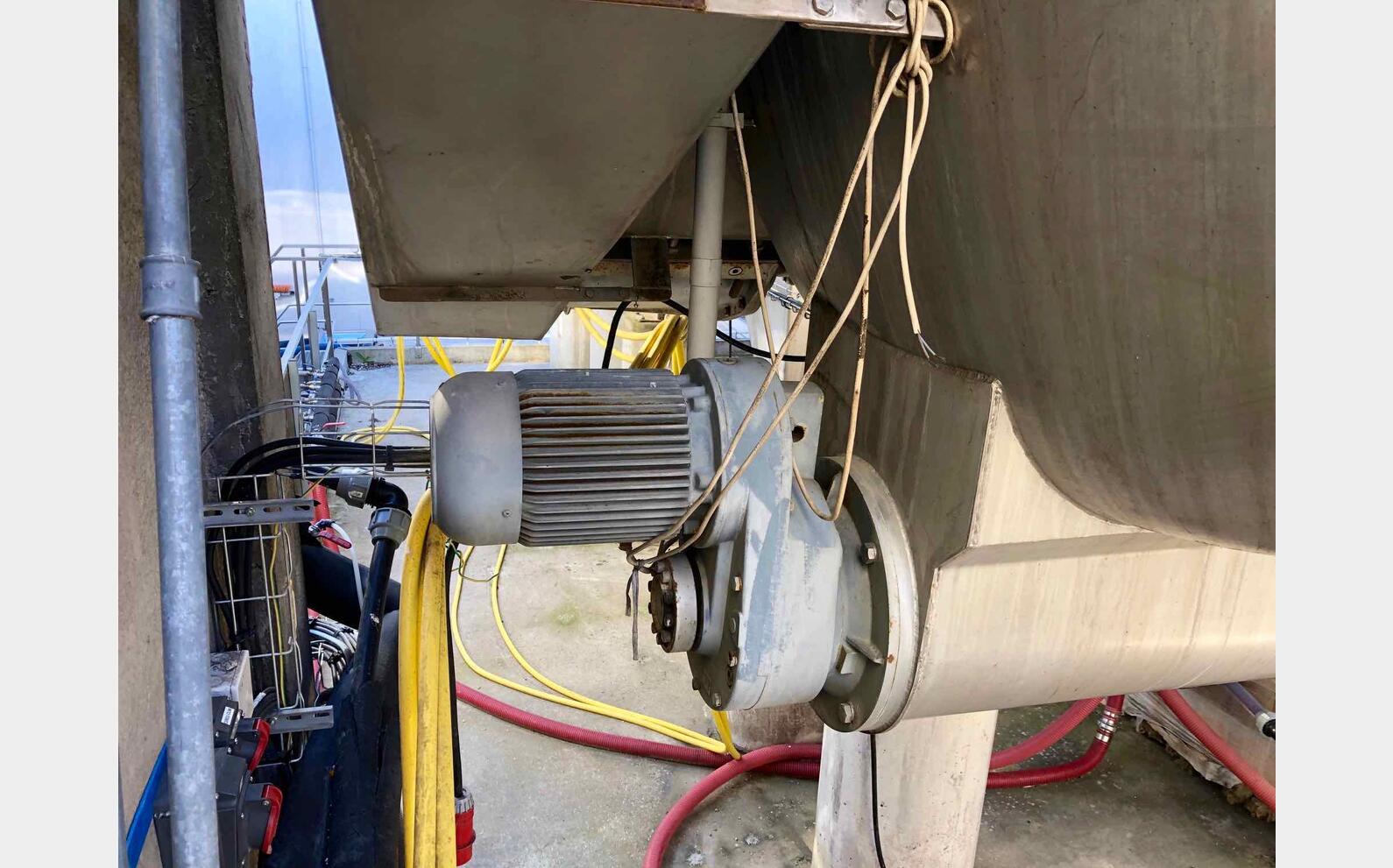 Cuve inox ferm&eacute;e sur pieds 300 HL (30 000 Litres) RIEGER