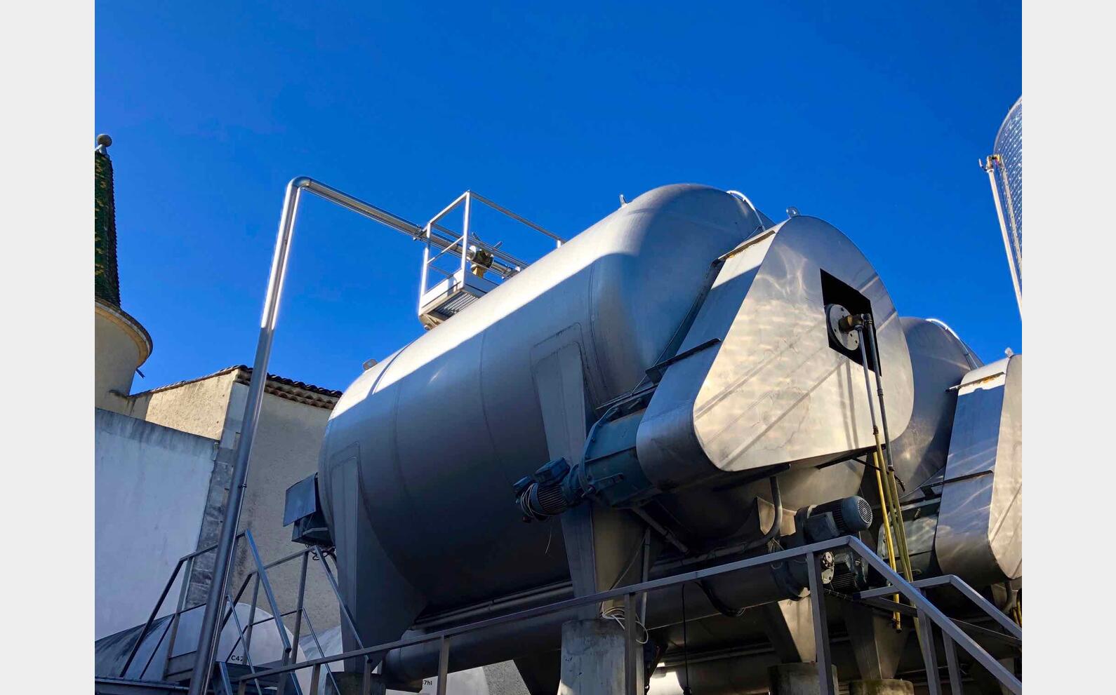 Cuve inox ferm&eacute;e sur pieds 300 HL (30 000 Litres) RIEGER