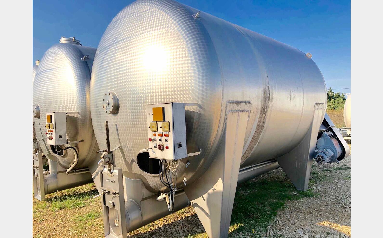 Cuve inox ferm&eacute;e sur pieds 300 HL (30 000 Litres) RIEGER