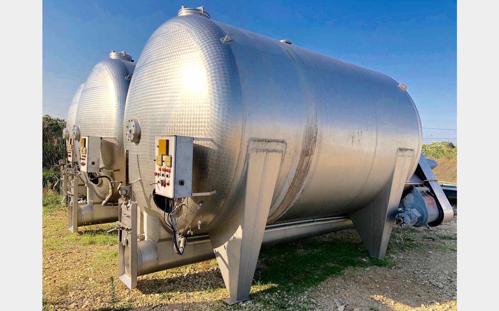 Cuve inox ferm&eacute;e sur pieds 300 HL (30 000 Litres) RIEGER