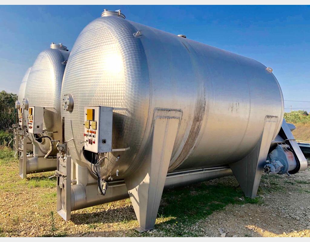 Cuve inox ferm&eacute;e sur pieds 300 HL (30 000 Litres) RIEGER