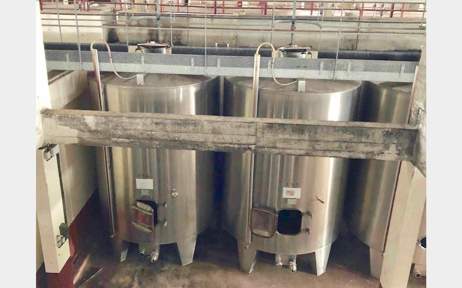 Cuve stockage inox fond conique sur pieds