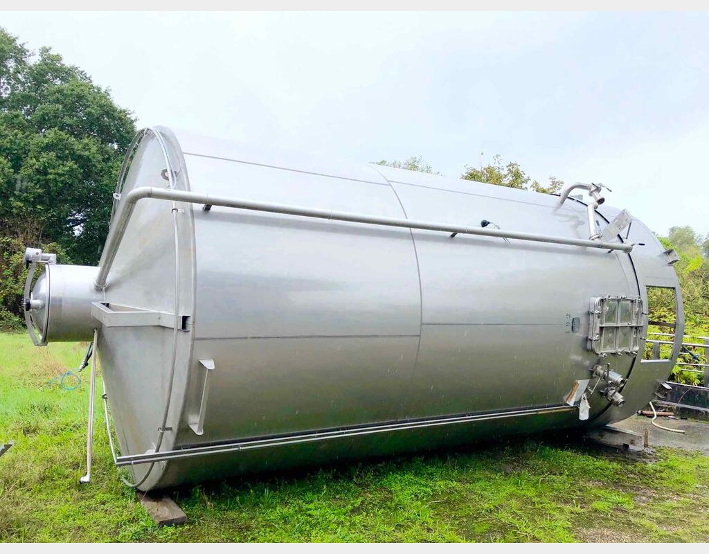 Stainless steel storage tank on skirt - 355 HL (35 500 Liters)