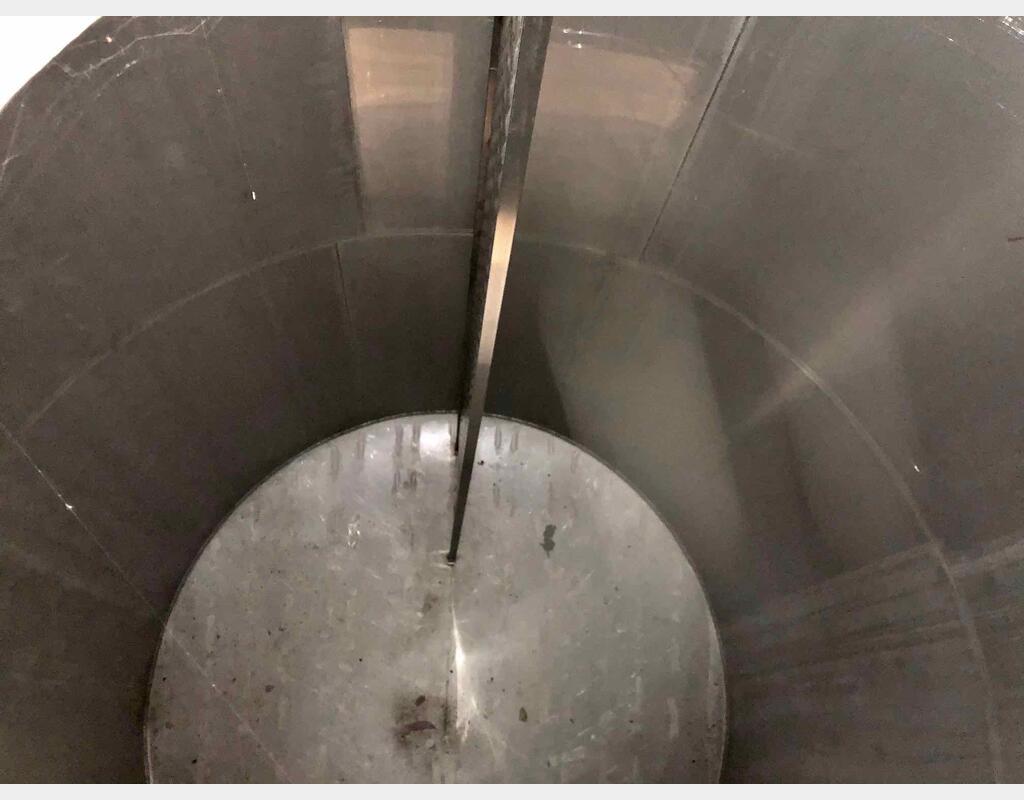 Stainless steel storage tank on skirt - 355 HL (35 500 Liters)