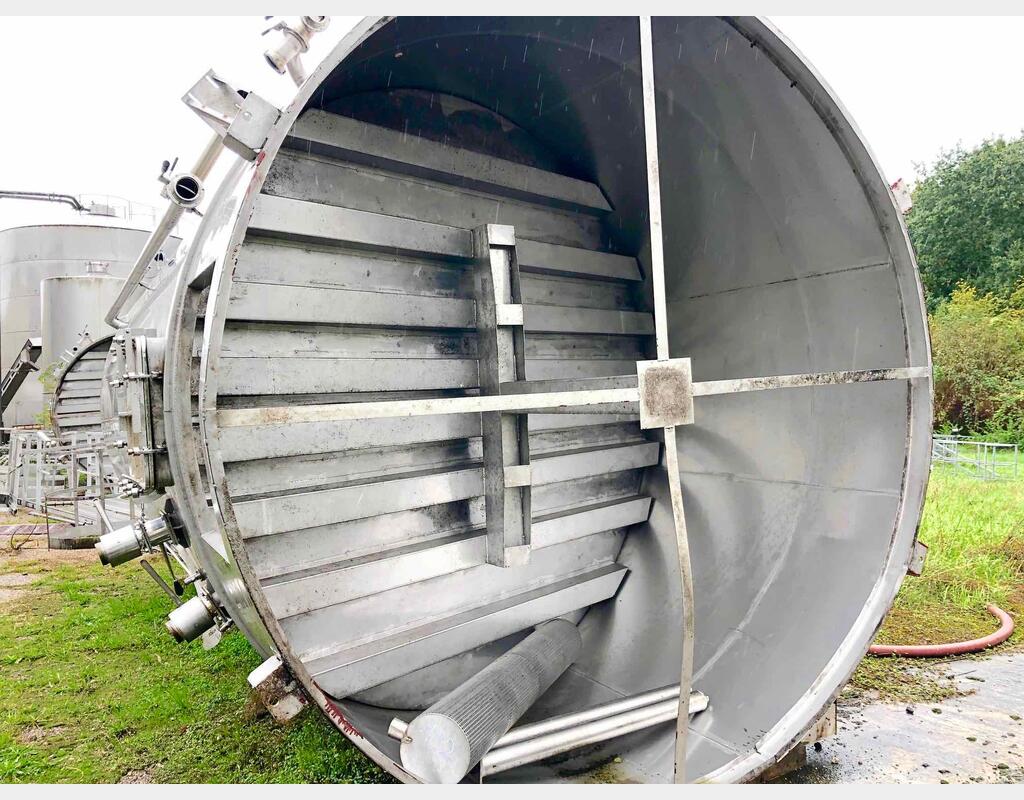 Stainless steel storage tank on skirt - 355 HL (35 500 Liters)