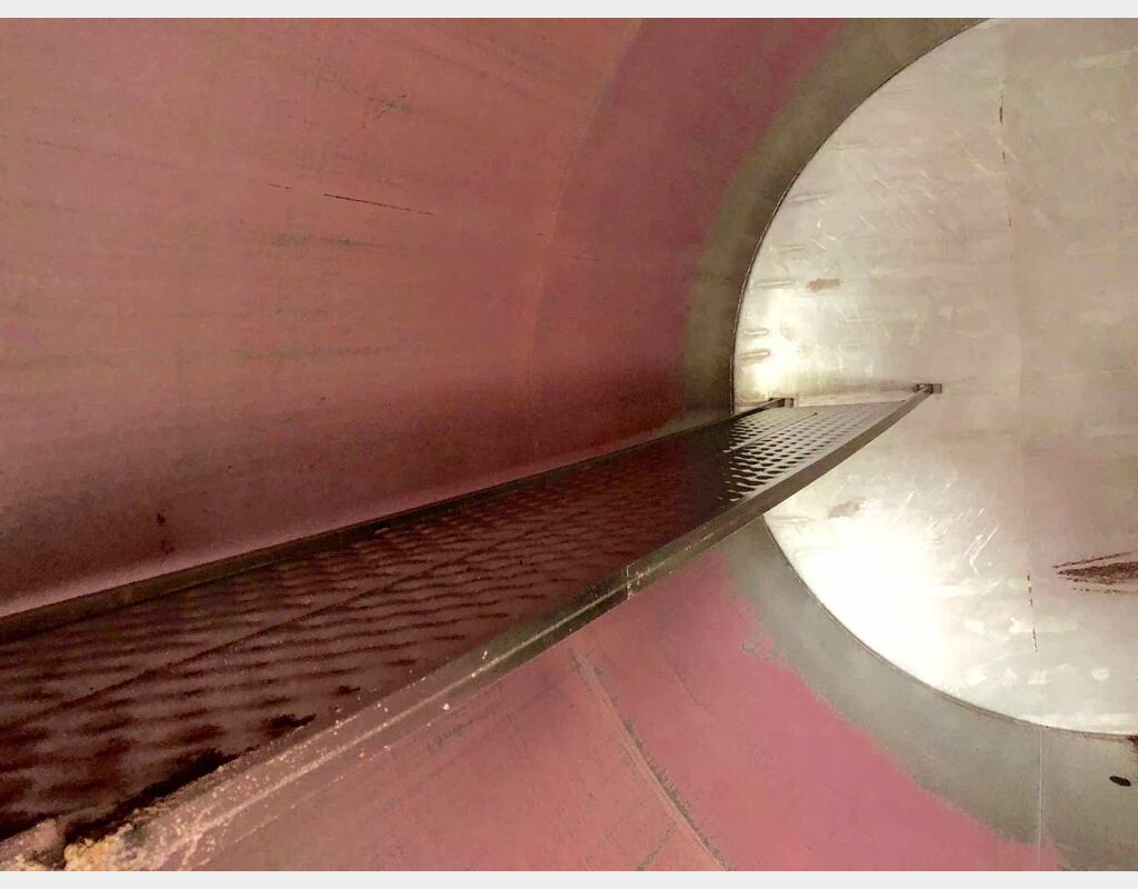 Stainless steel storage tank on skirt - 355 HL (35 500 Liters)