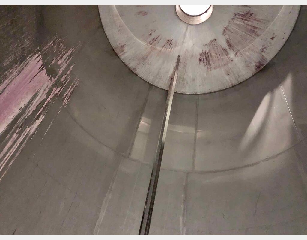 Stainless steel storage tank on skirt - 355 HL (35 500 Liters)