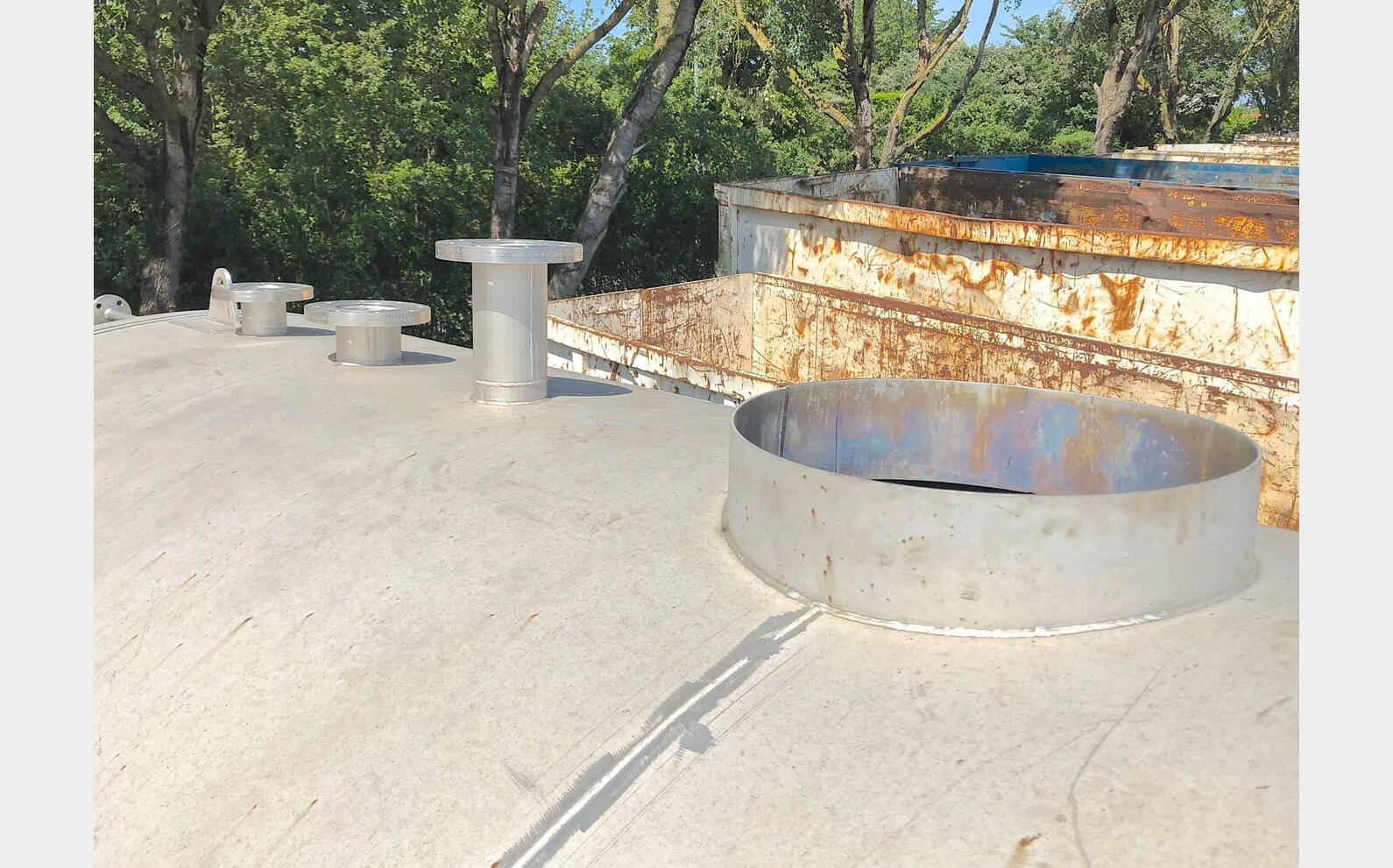 Horizontal stainless steel storage tank