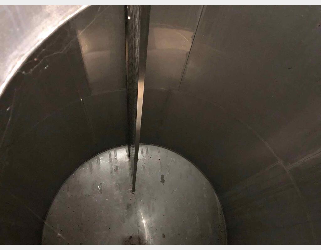 Stainless steel storage tank on skirt - 355 HL (35 500 Liters)