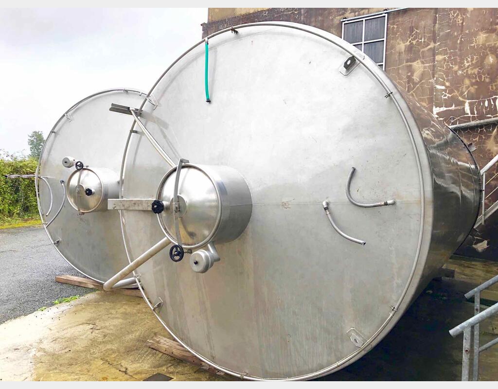 Stainless steel storage tank on skirt - 355 HL (35 500 Liters)