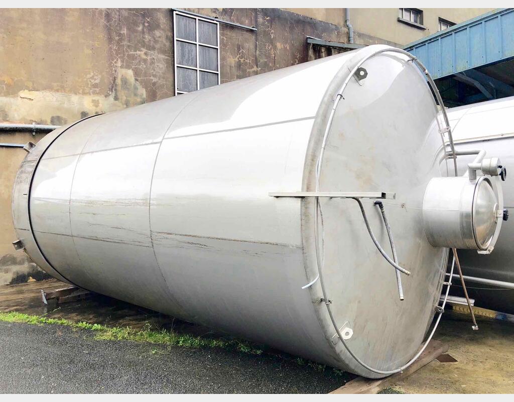 Stainless steel storage tank on skirt - 355 HL (35 500 Liters)