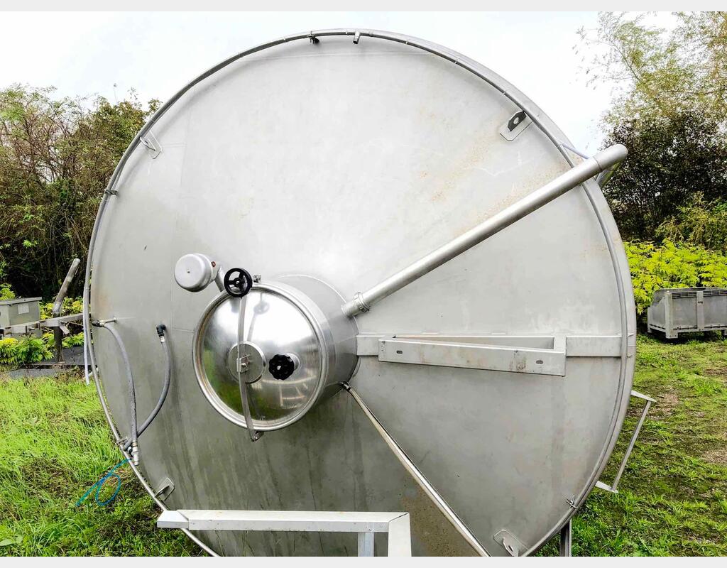 Stainless steel storage tank on skirt - 355 HL (35 500 Liters)