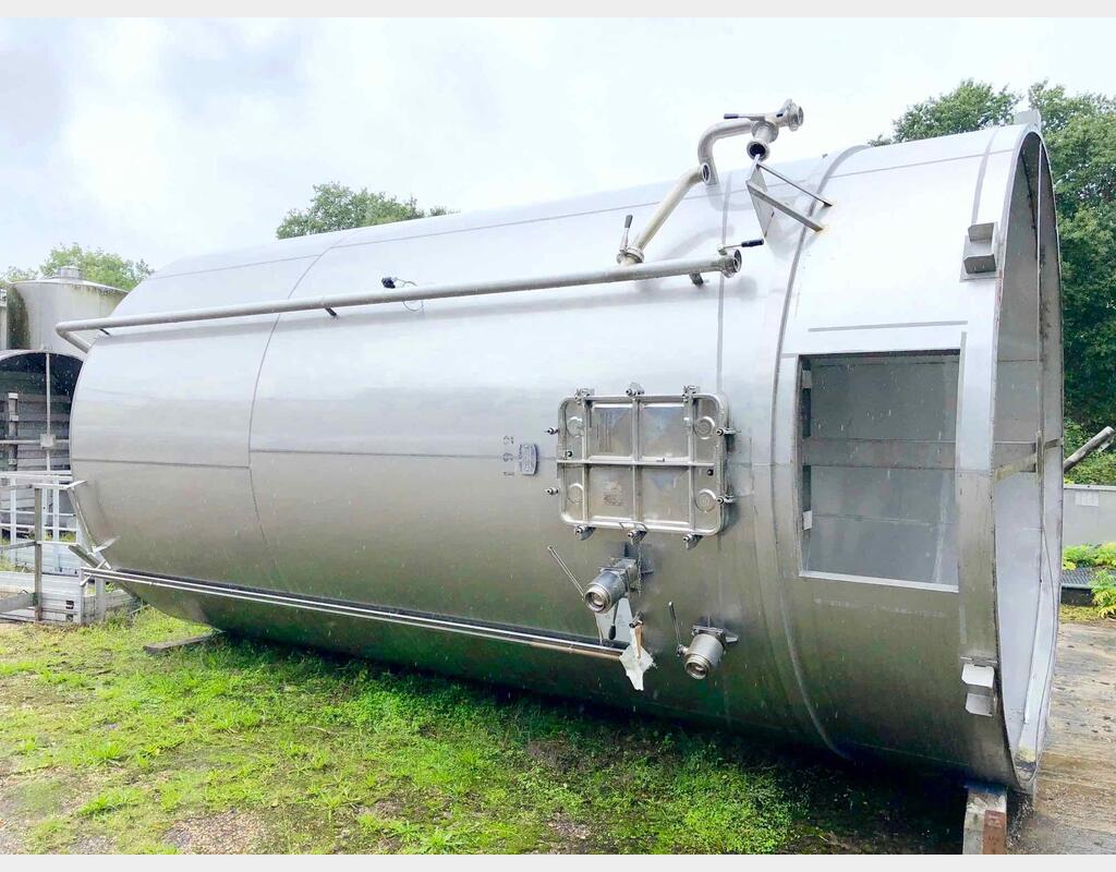 Stainless steel storage tank on skirt - 355 HL (35 500 Liters)