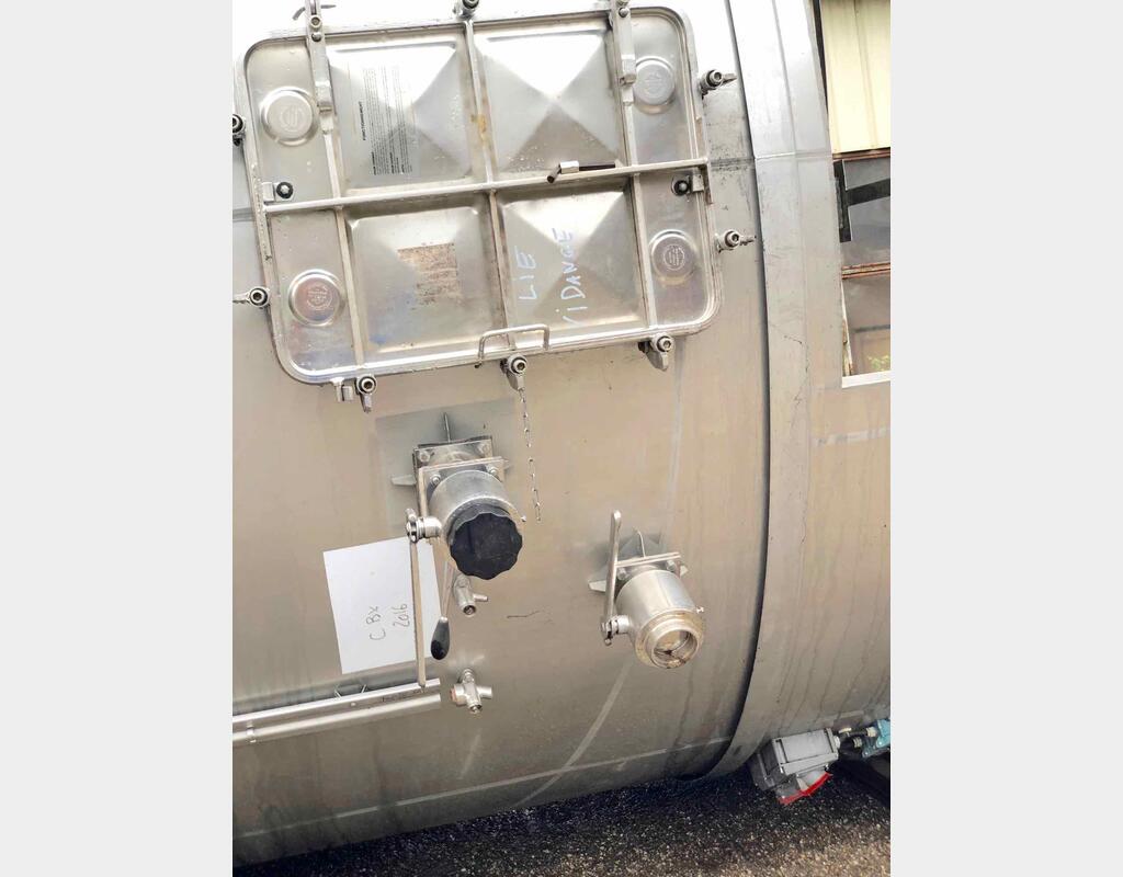 Stainless steel storage tank on skirt - 355 HL (35 500 Liters)