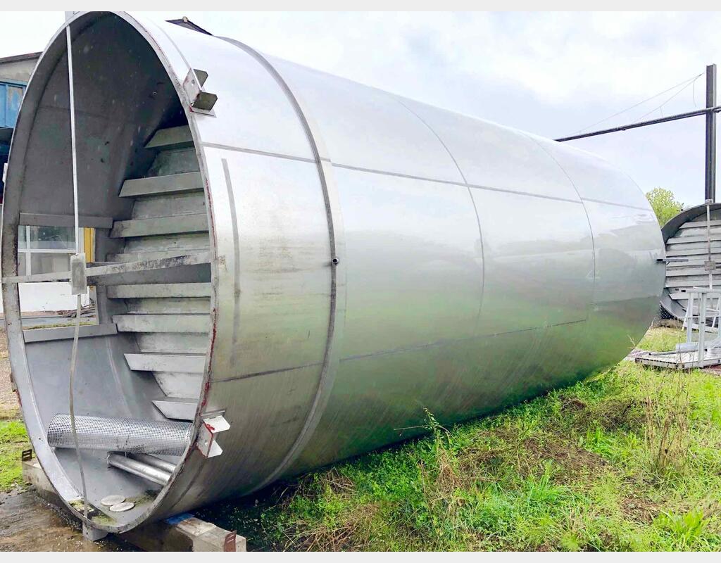 Stainless steel storage tank on skirt - 355 HL (35 500 Liters)