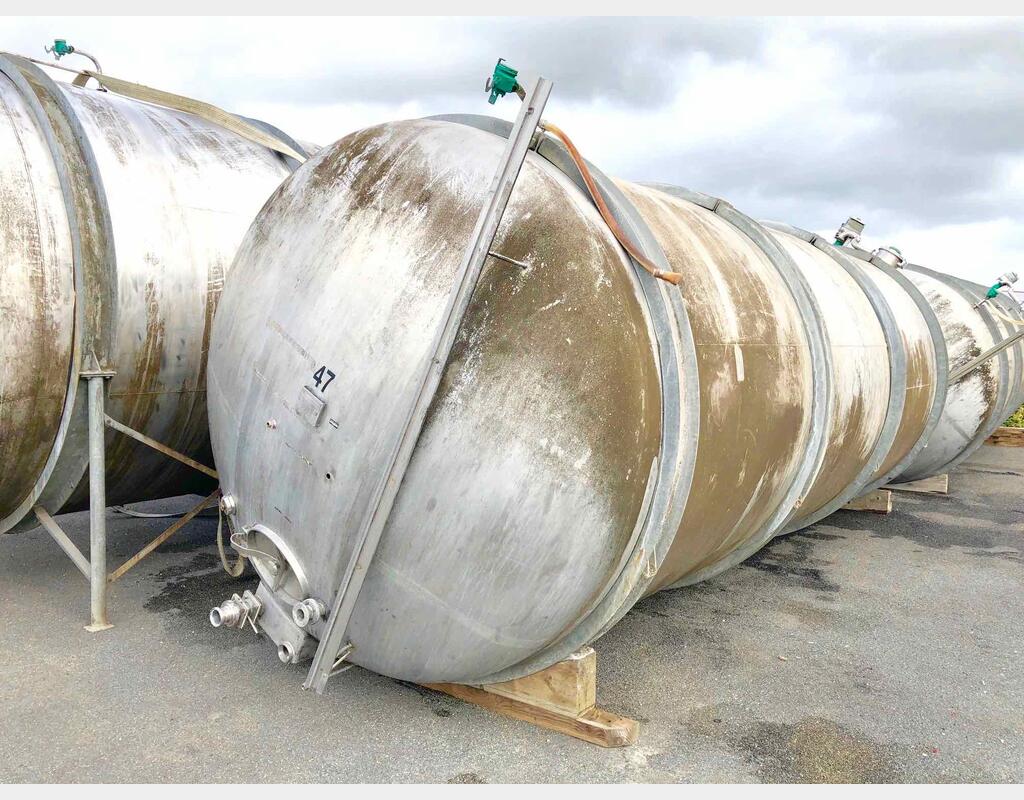 Closed 304 stainless steel storage tank - 335 HL (33 500 Liters)