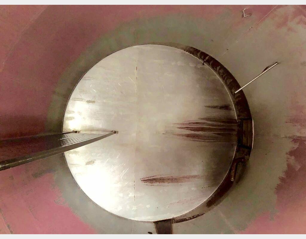 Stainless steel storage tank on skirt - 355 HL (35 500 Liters)