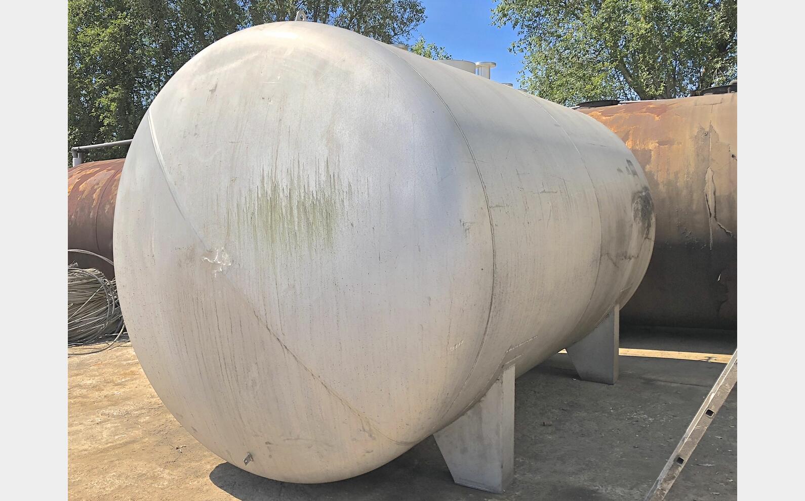 Horizontal stainless steel storage tank