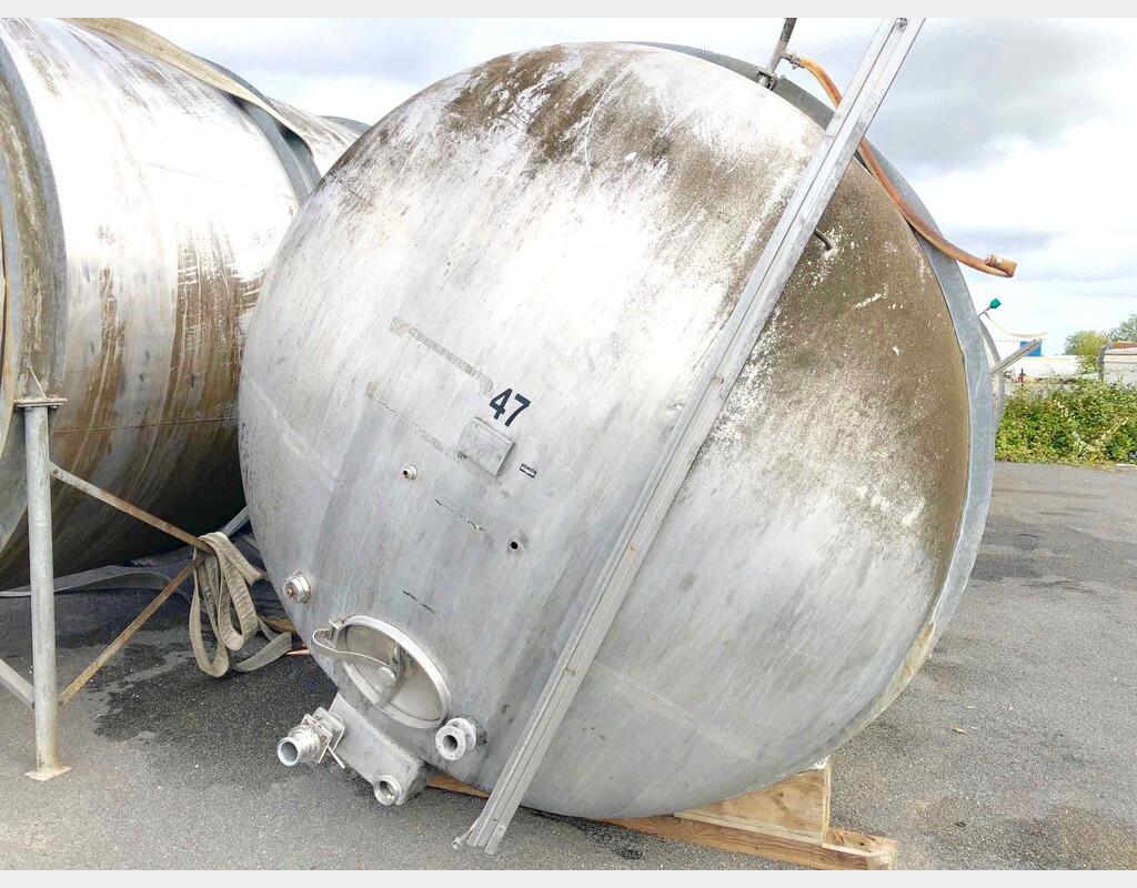 Closed 304 stainless steel storage tank - 335 HL (33 500 Liters)