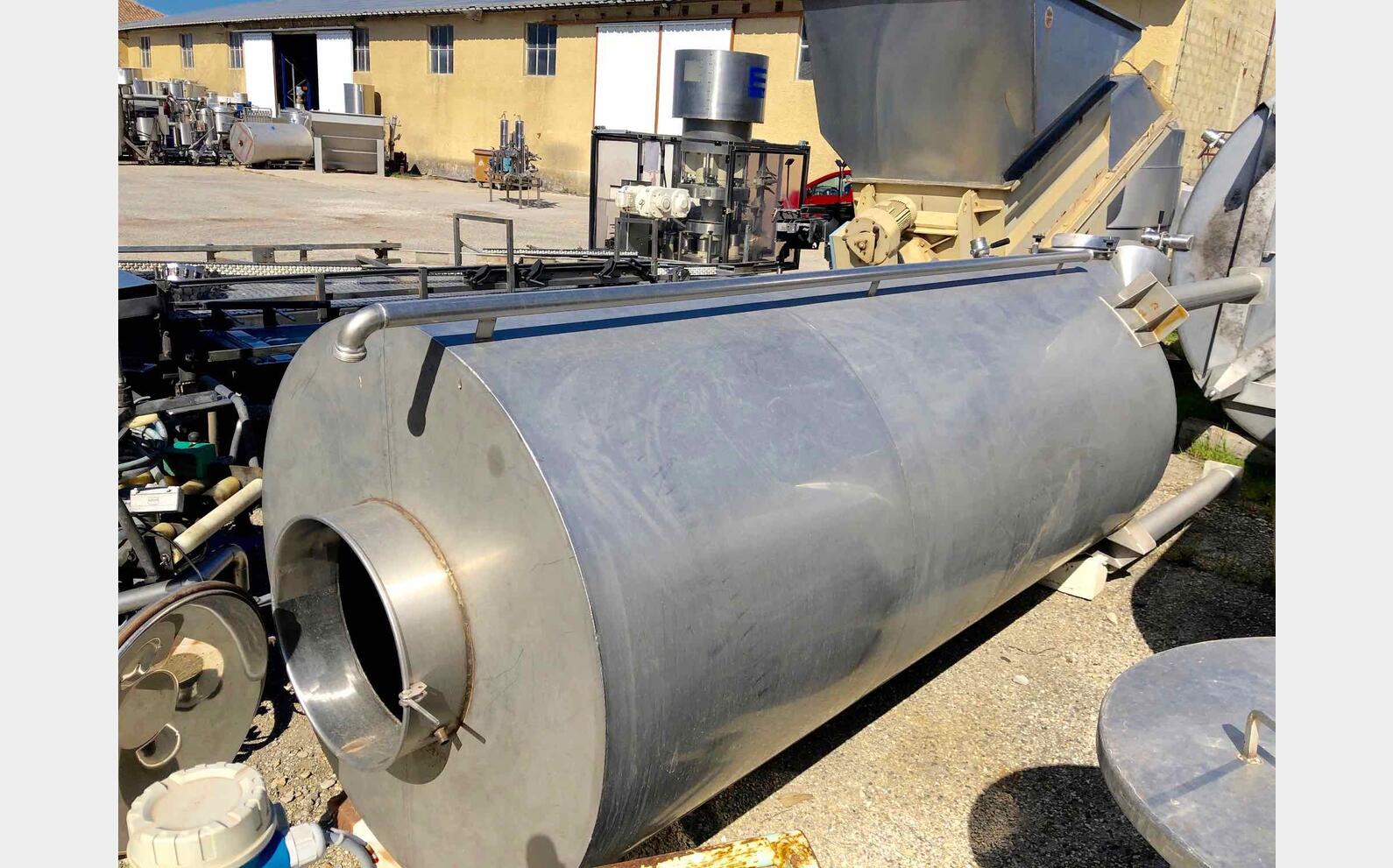 Stainless steel tank closed 45 HL (4500 liters)