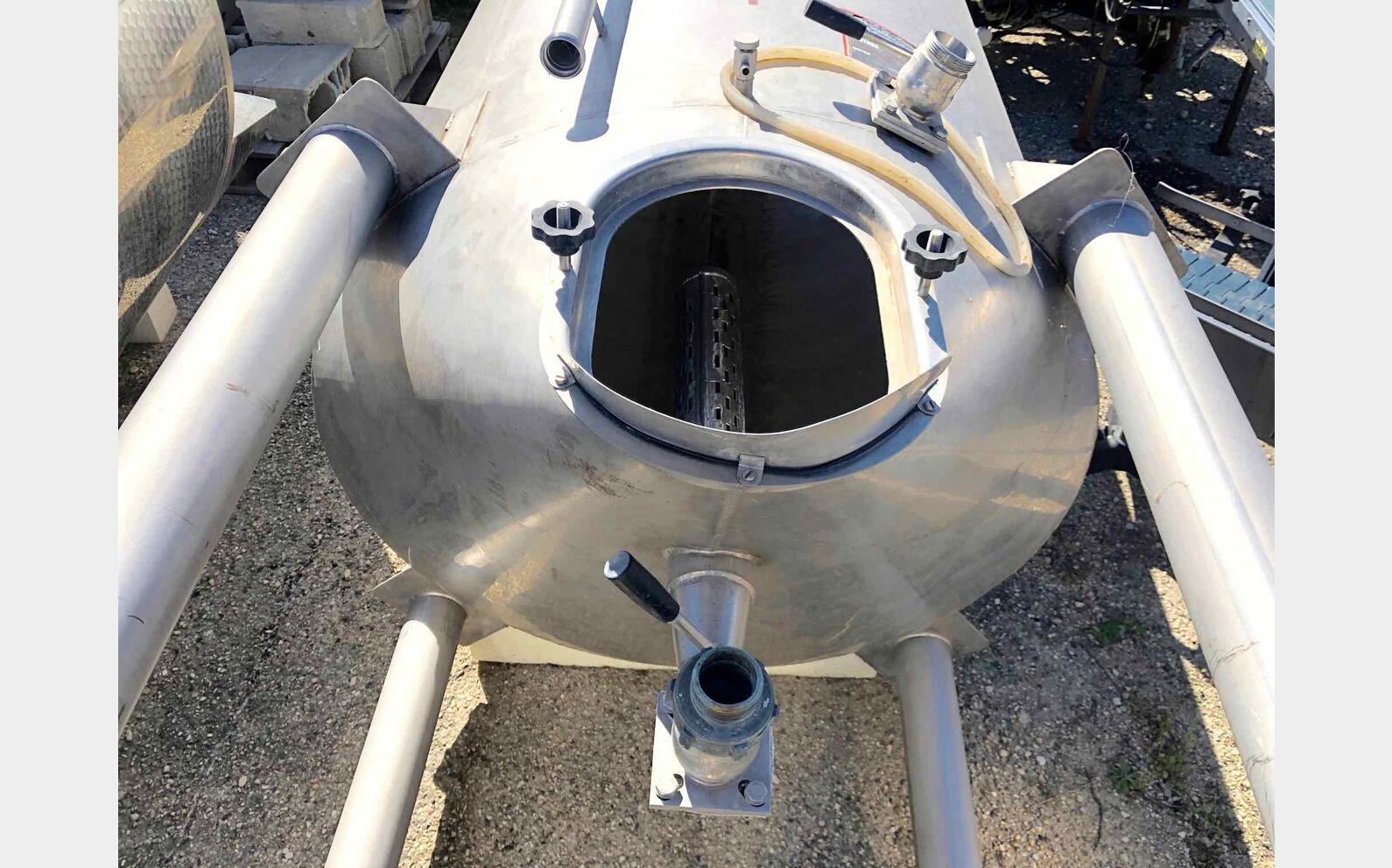 Stainless steel tank closed 45 HL (4500 liters)