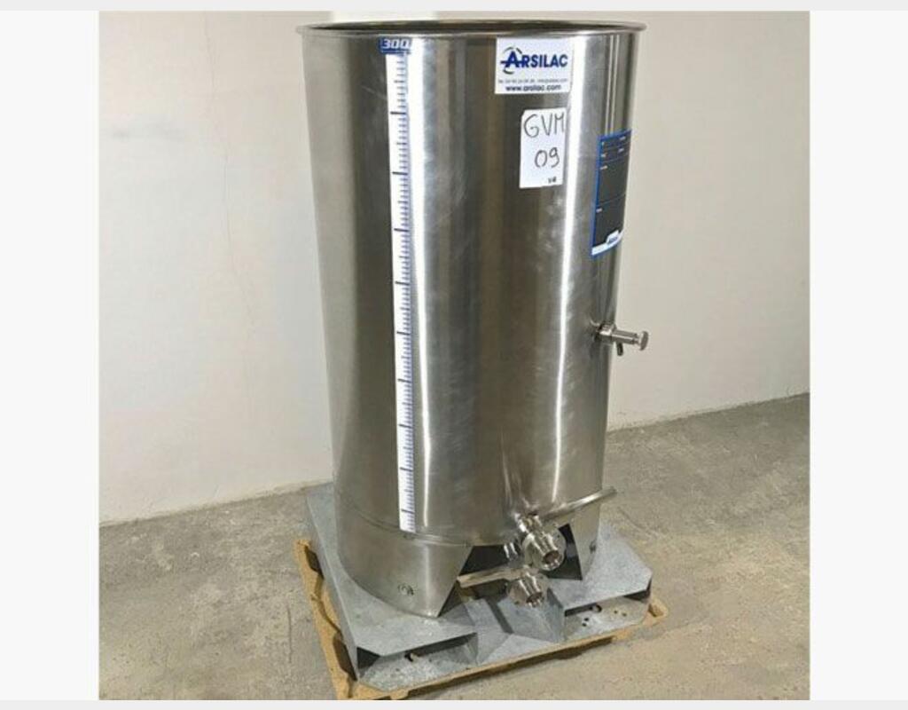 Cylindrical 304 stainless steel tank on frame - with floating cap 300 l