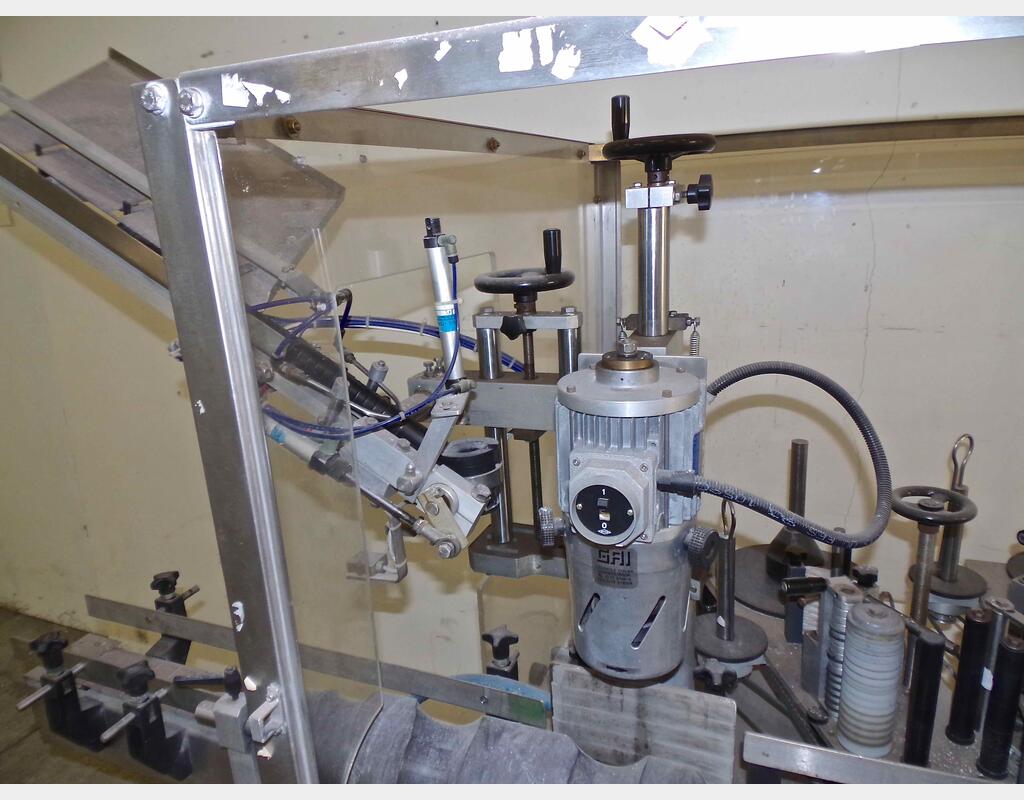Etiqueteuse capsuleuse OMB 1000 bt/h - autocollante, deux postes