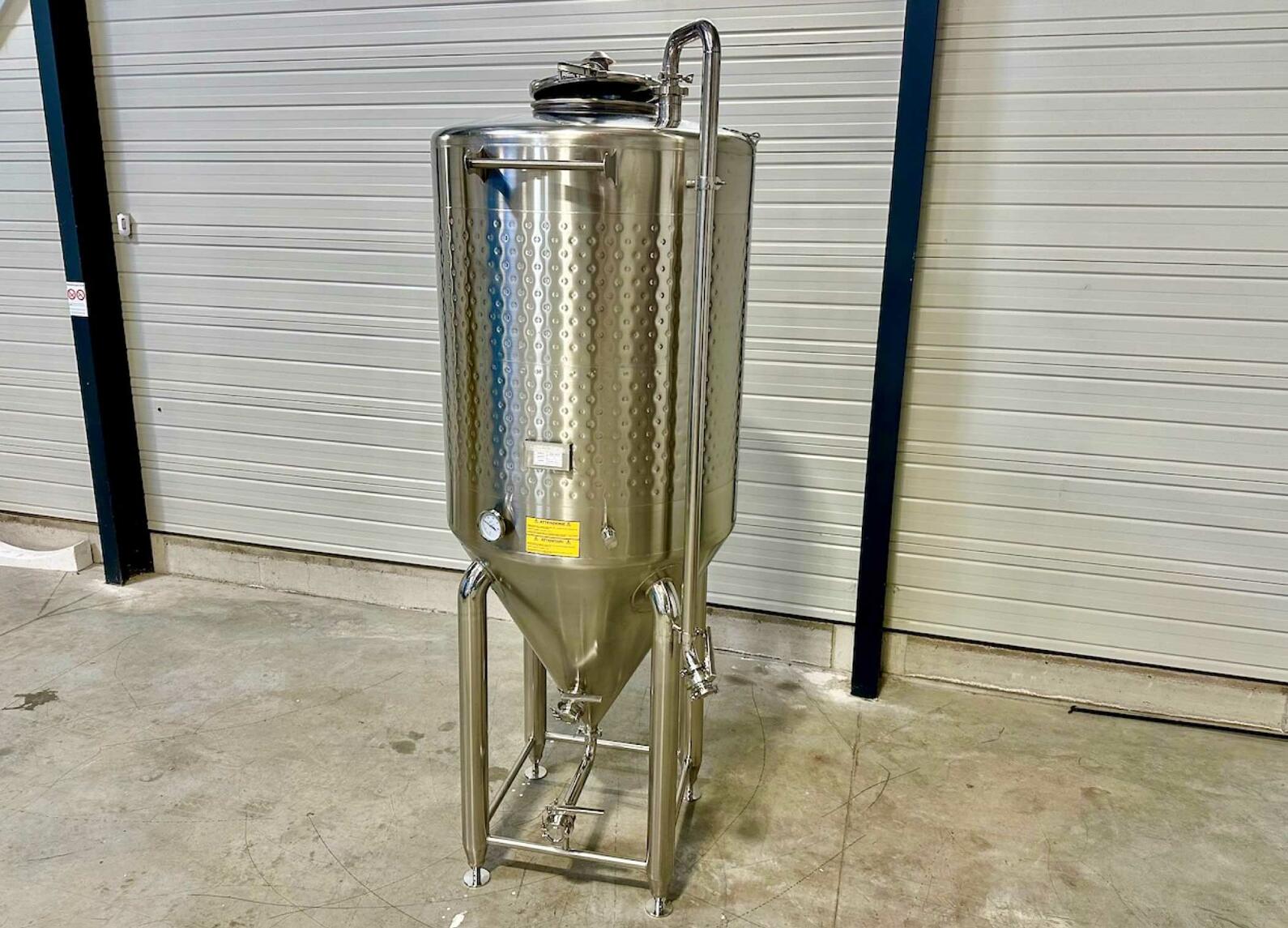 304 stainless steel tank - Cylindro-conical - Closed - On feet