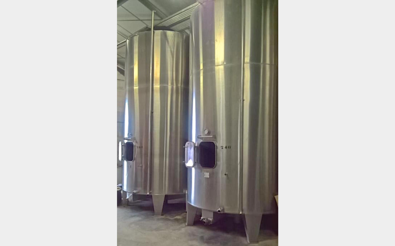 Cuve inox ferm&eacute;e sur pieds