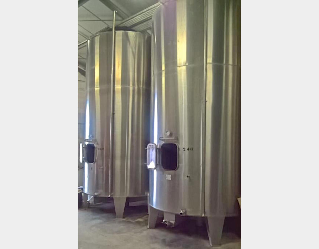 Cuve inox ferm&eacute;e sur pieds