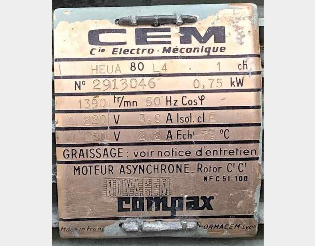 Cuve inox cylindrique verticale agitée - isolée sur pieds capacité 100 hls