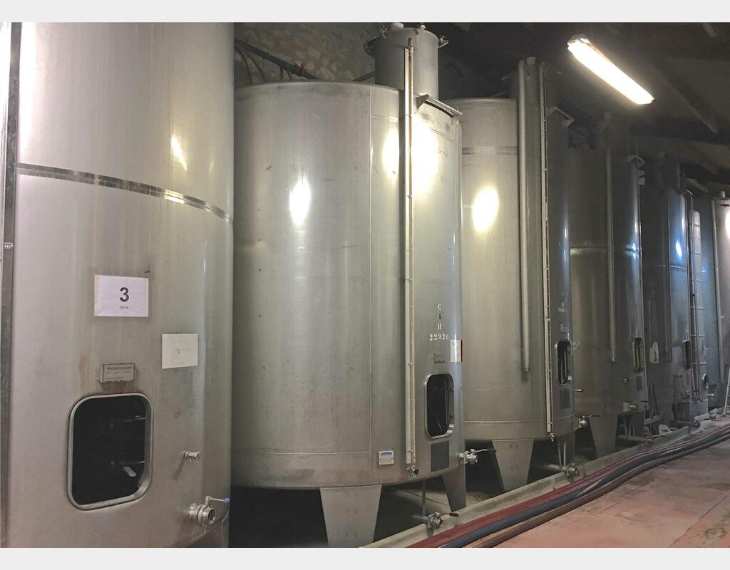 Cuve inox ferm&eacute;e sur pieds