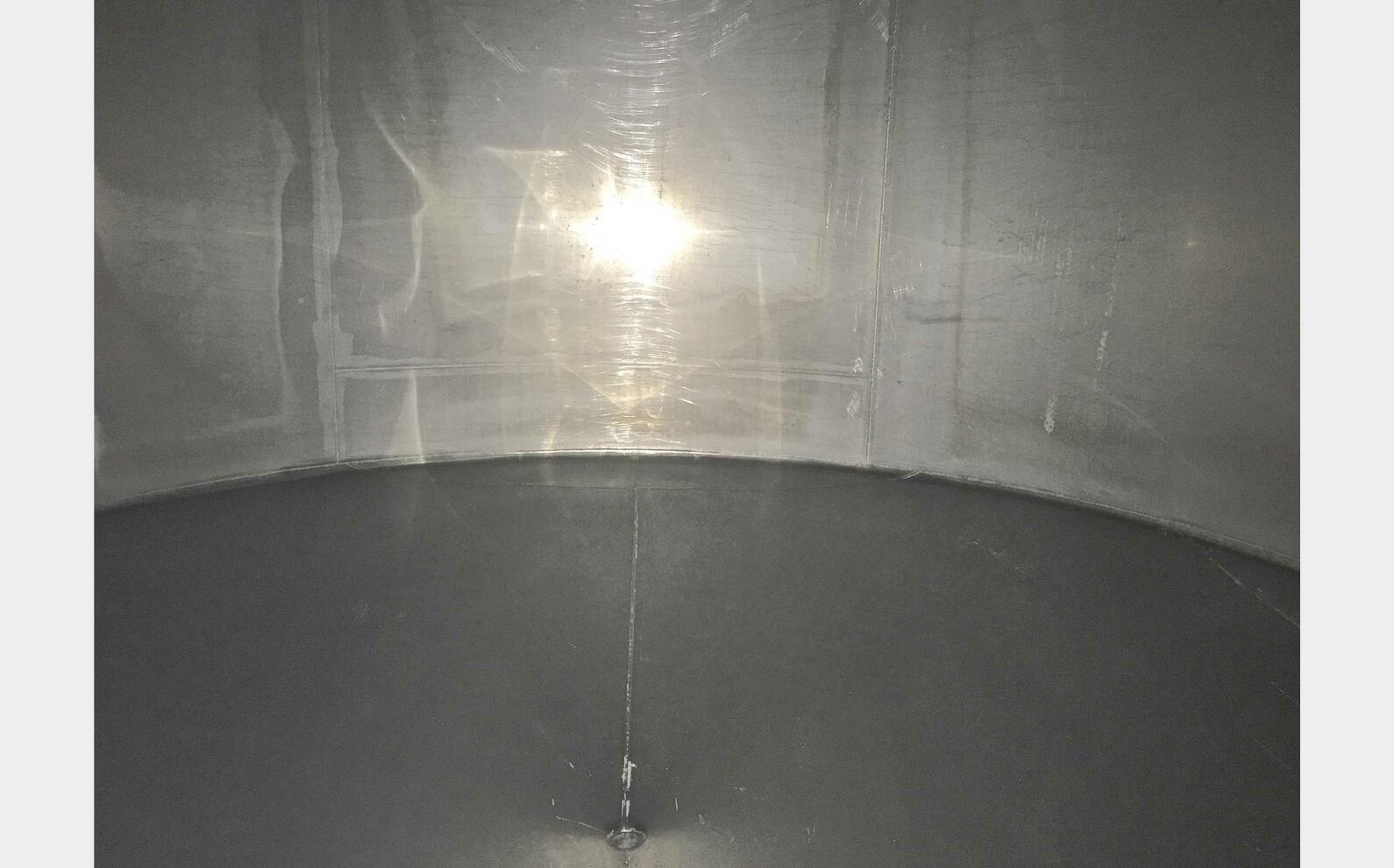Cuve inox ferm&eacute;e sur pieds