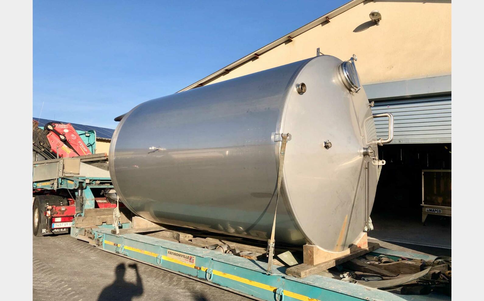 Closed stainless steel tank 250 HL (25 000 liters)