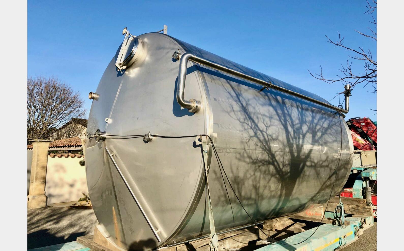 Closed stainless steel tank 250 HL (25 000 liters)